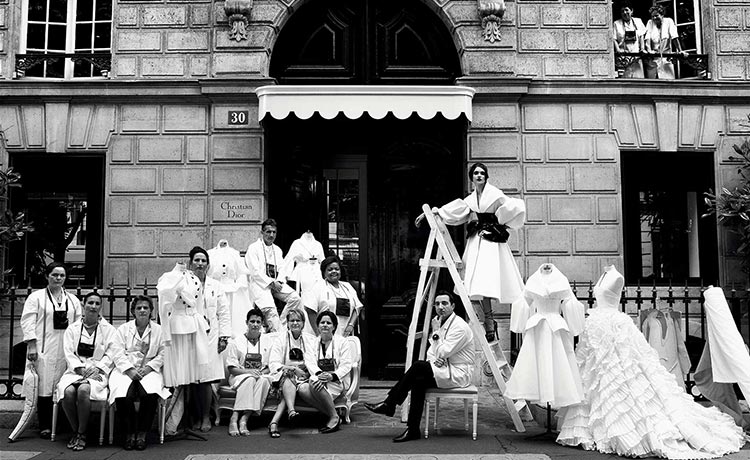 Christian Dior prezentând colecția New Look în 1947 la Paris
