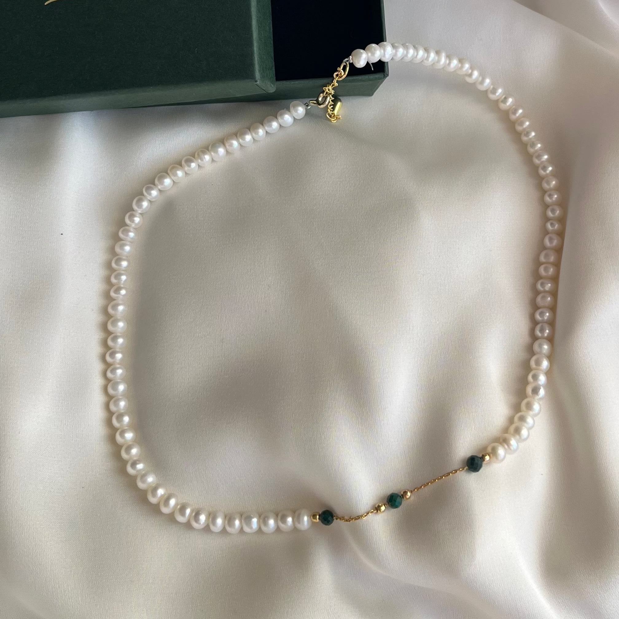 Colier Zoe - Perle de cultura si Malachit natural