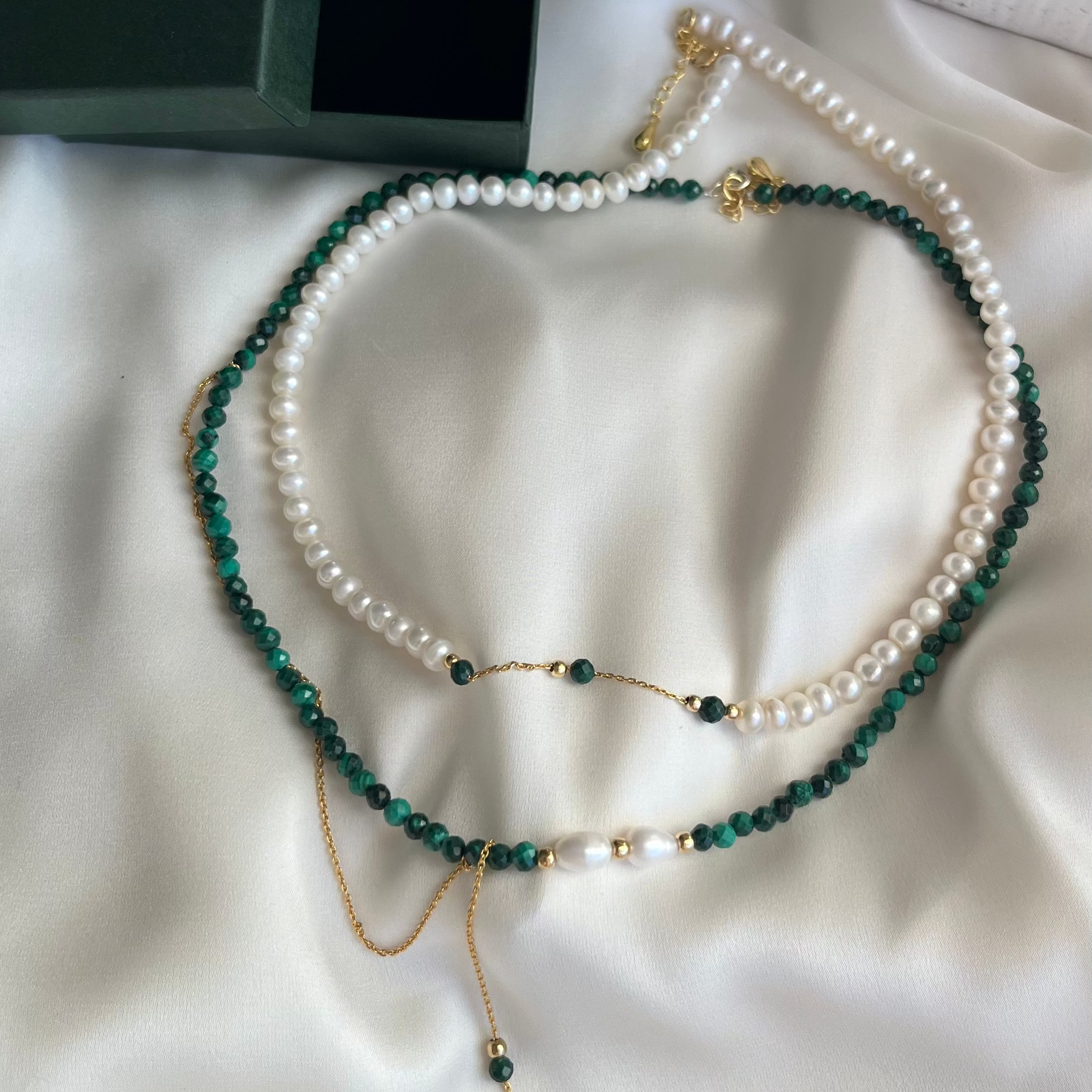Colier Zoe - Perle de cultura si Malachit natural